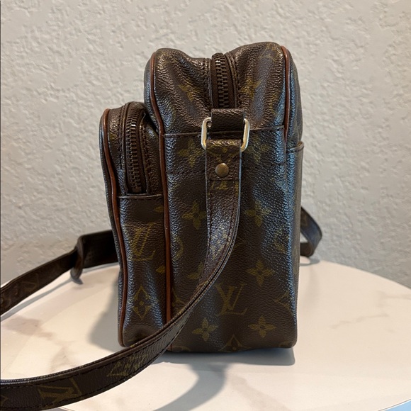 Louis Vuitton Vintage Monogram Crossbody Bag Leather with COA - Picture 9 of 16